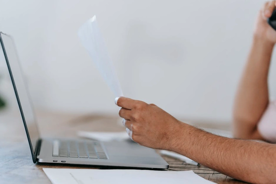 Strategický konzultant analyzuje data na notebooku v moderní kanceláři.